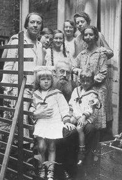 A ten Boom family photo from Corrie's childhood. (http://tenboom.org/photoalbumc52df2d.html?photoAlb ())